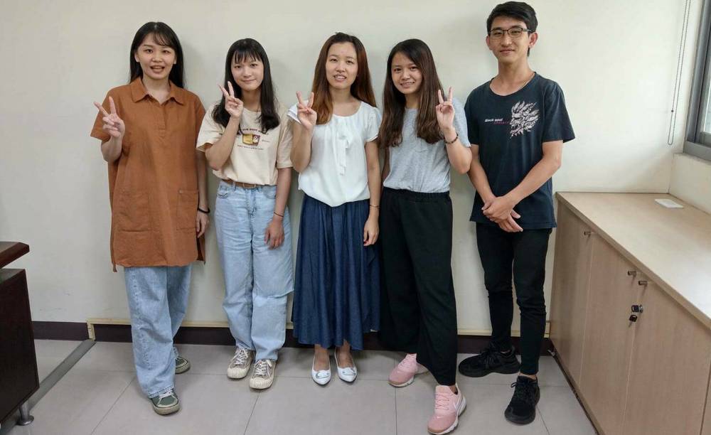 輔導員與四位實習生合照圖片