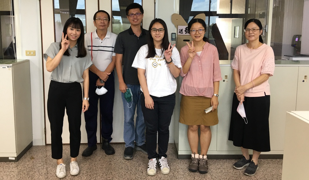 與一課的課長、審計人員合影圖片